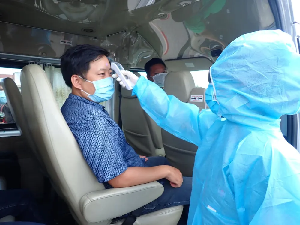 Ra quân chốt chặn kiểm tra thân nhiệt phòng chống dịch Covid-19 ảnh 6