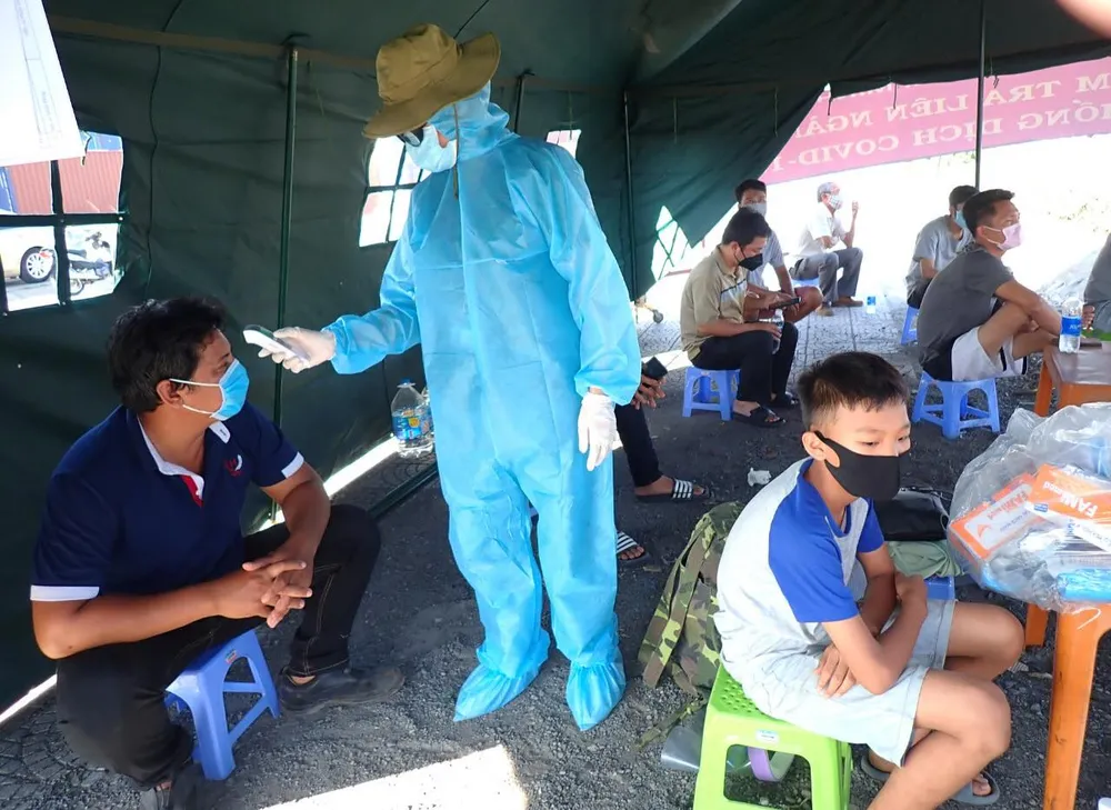 Ra quân chốt chặn kiểm tra thân nhiệt phòng chống dịch Covid-19 ảnh 14