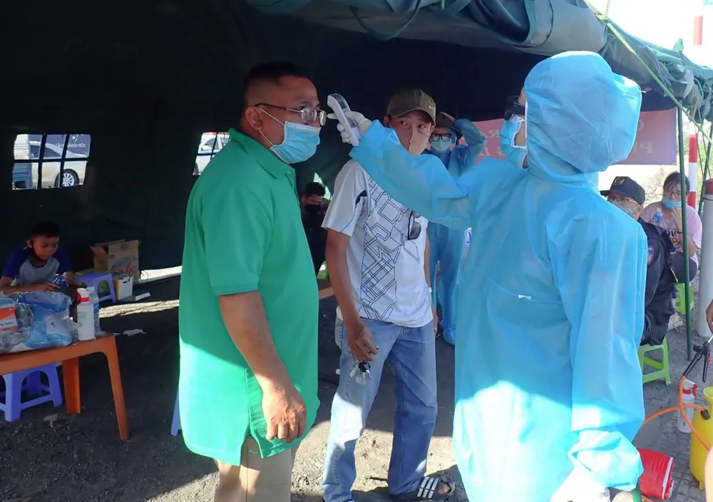 Ra quân chốt chặn kiểm tra thân nhiệt phòng chống dịch Covid-19 ảnh 15