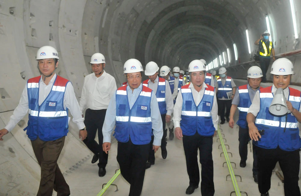 Phó Thủ tướng Phạm Bình Minh và Chủ tịch UBND TPHCM Nguyễn Thành Phong thị sát tuyến đi ngầm metro Bến Thành - Suối Tiên. Ảnh: CAO THĂNG