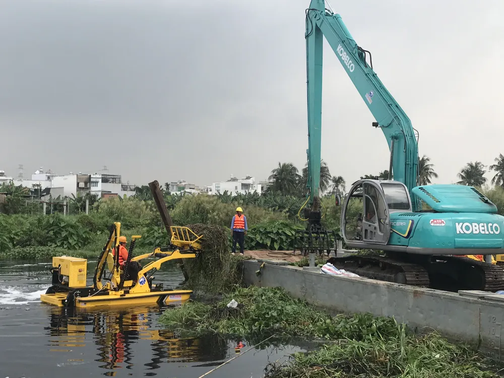 Tổ hợp hiện đại trên sông rạch TPHCM “gắp” hơn 5 tấn rác/giờ ảnh 1