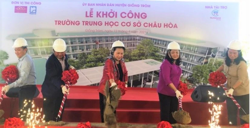 Nguyên Chủ tịch Quốc hội Nguyễn Thị Kim Ngân thực hiện nghi thức khởi công xây dựng Trường THCS Châu Hòa