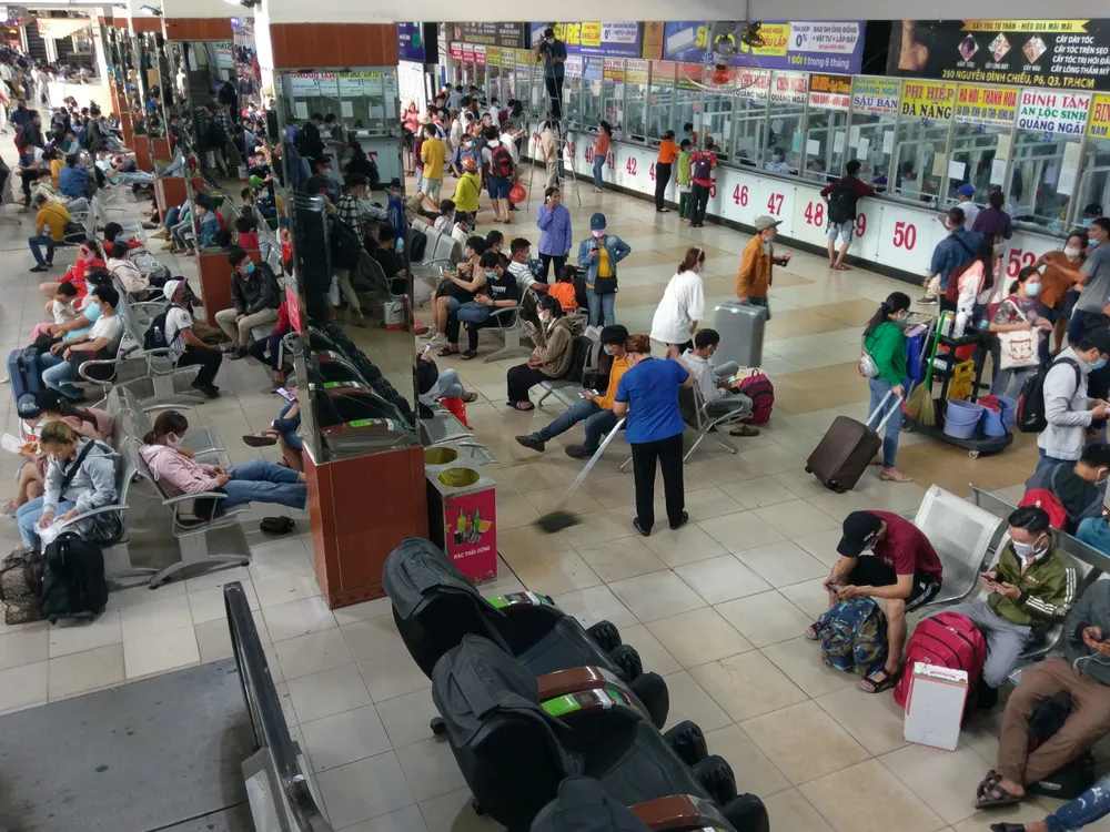 Người dân ùn ùn về quê nghỉ lễ, các bến xe quá tải ảnh 3