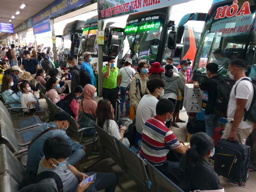 Người dân ùn ùn về quê nghỉ lễ, các bến xe quá tải ảnh 1