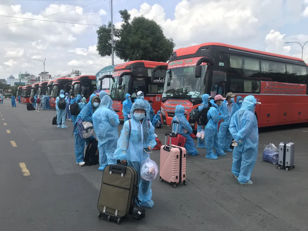 Phú Yên, Thanh Hóa tiếp tục đưa người dân về quê tránh dịch ảnh 1