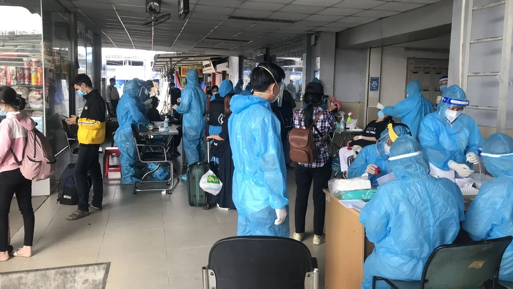 Phú Yên, Bình Định, Bà Rịa - Vũng Tàu​, Cà Mau tiếp tục đưa 1.556 người dân từ TPHCM về quê ảnh 1