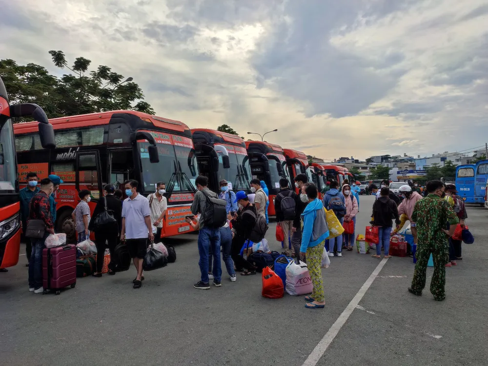 Bộ Tư lệnh TPHCM cùng Công ty Phương Trang đưa 1.655 người dân 8 tỉnh về quê ảnh 2