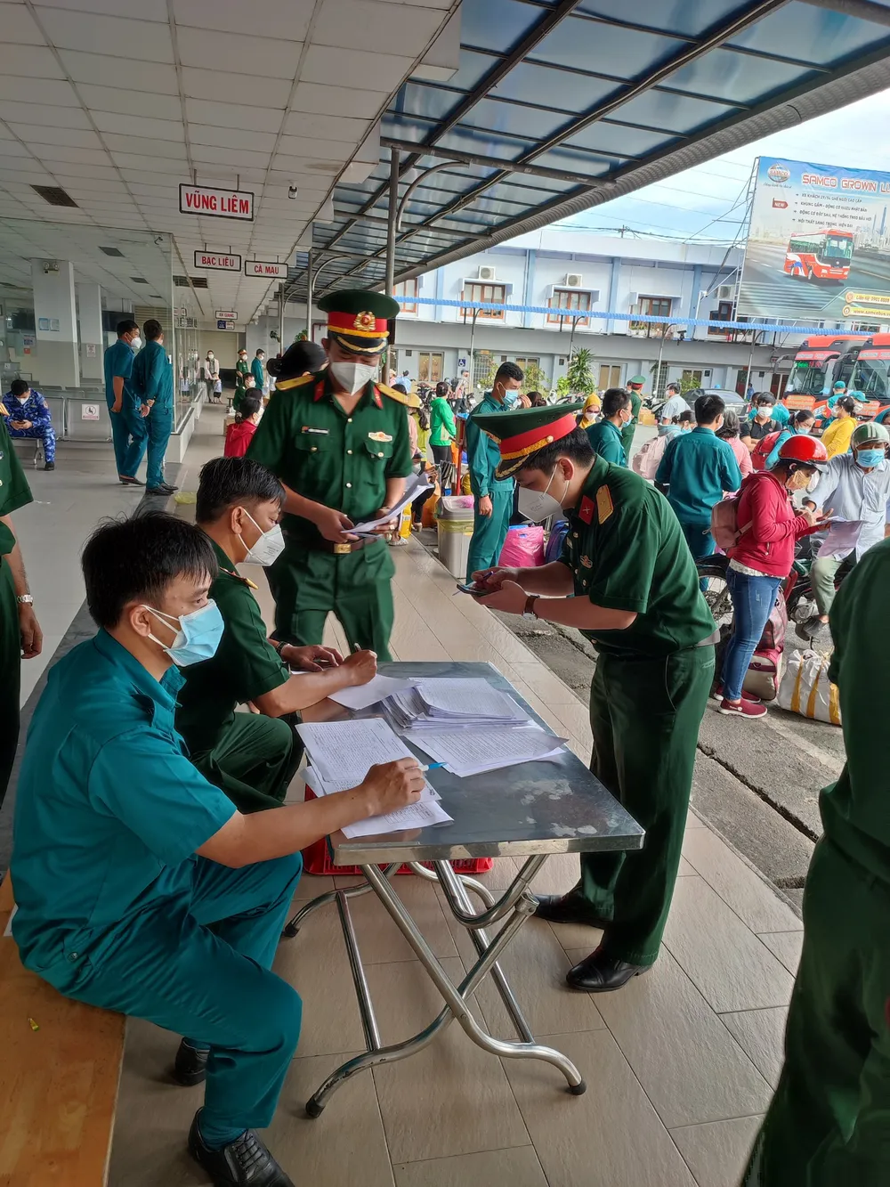 Bộ Tư lệnh TPHCM cùng Công ty Phương Trang đưa 1.655 người dân 8 tỉnh về quê ảnh 1