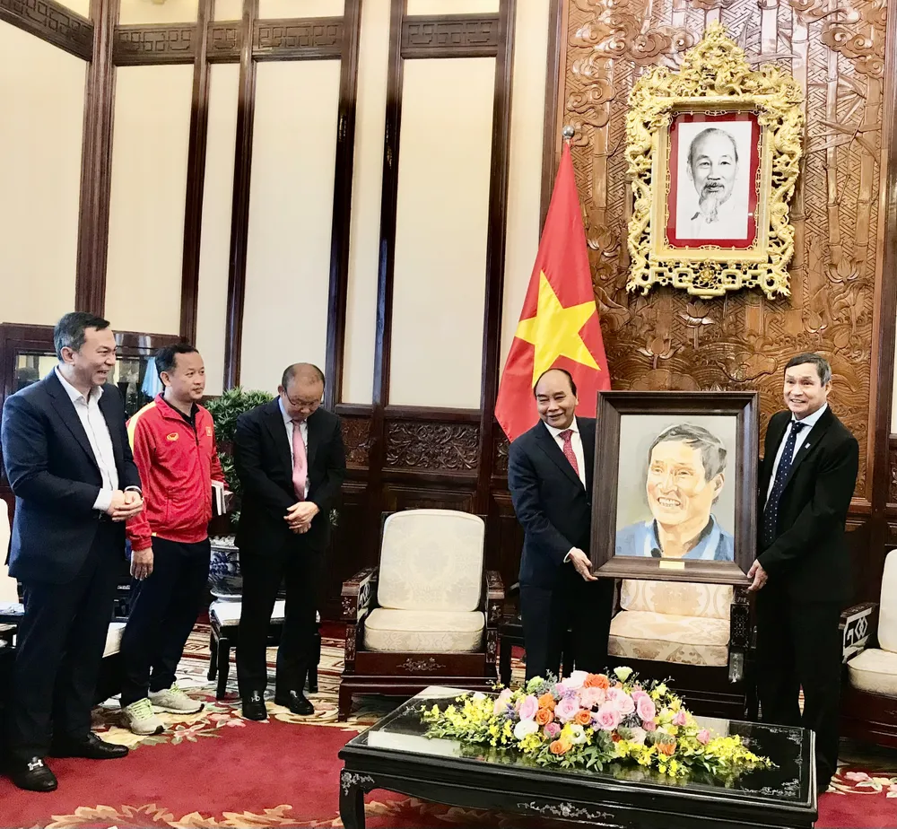 Chủ tịch nước Nguyễn Xuân Phúc tiếp hai HLV Park Hang-seo và Mai Đức Chung ảnh 3