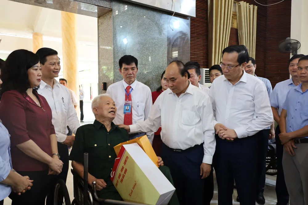 Chủ tịch nước Nguyễn Xuân Phúc cùng các bộ, ngành thăm, tặng quà Trung tâm Điều dưỡng Thương binh Thuận Thành ảnh 3 Chủ tịch nước Nguyễn Xuân Phúc cùng các bộ, ngành thăm, tặng quà Trung tâm Điều dưỡng Thương binh Thuận Thành ảnh 3