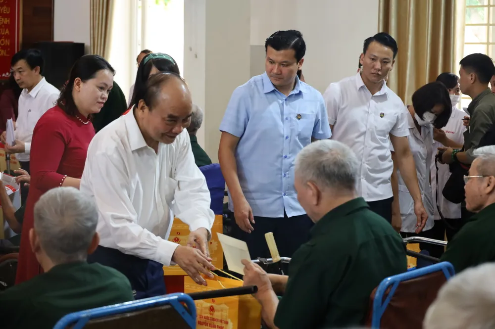 Chủ tịch nước Nguyễn Xuân Phúc cùng các bộ, ngành thăm, tặng quà Trung tâm Điều dưỡng Thương binh Thuận Thành ảnh 4 Chủ tịch nước Nguyễn Xuân Phúc cùng các bộ, ngành thăm, tặng quà Trung tâm Điều dưỡng Thương binh Thuận Thành ảnh 4