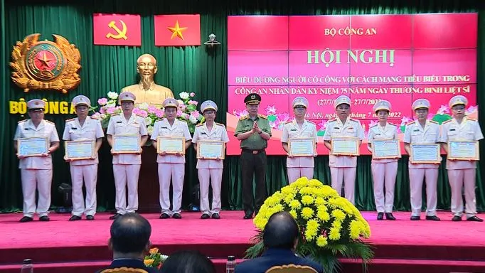 Chủ tịch nước Nguyễn Xuân Phúc: Lực lượng công an đã hoàn thành tốt phong trào “Đền ơn đáp nghĩa“ ảnh 3