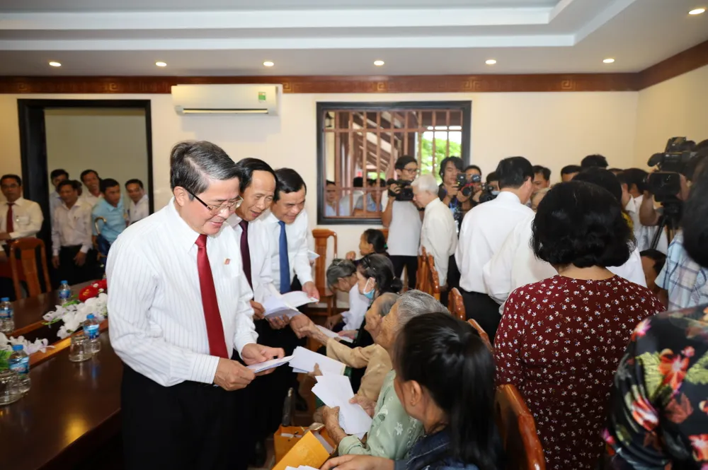 Lãnh đạo Đảng, Nhà nước dâng hương tại Khu lưu niệm Chủ tịch Hội đồng Nhà nước Võ Chí Công ảnh 5 Lãnh đạo Đảng, Nhà nước dâng hương tại Khu lưu niệm Chủ tịch Hội đồng Nhà nước Võ Chí Công ảnh 5