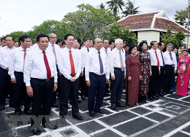 Chủ tịch nước Nguyễn Xuân Phúc cùng các đồng chí lãnh đạo, nguyên lãnh đạo Đảng, Nhà nước dâng hương tưởng nhớ đồng chí Võ Chí Công. Ảnh: TTXVN