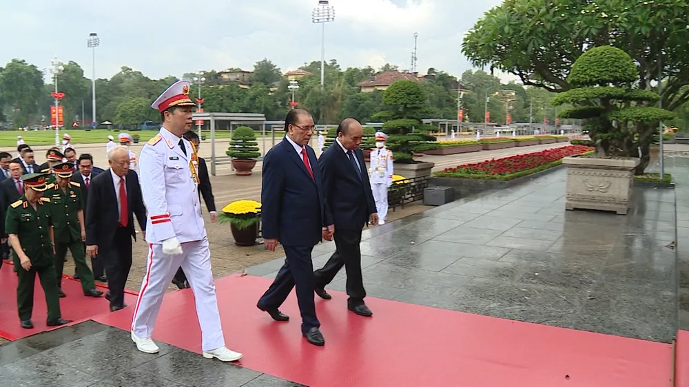 Lãnh đạo Đảng, Nhà nước vào Lăng viếng Chủ tịch Hồ Chí Minh  ảnh 2