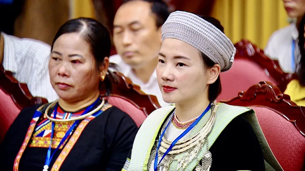 Chủ tịch nước Nguyễn Xuân Phúc gặp mặt Đoàn đại biểu người dân tộc thiểu số tiêu biểu tỉnh Cao Bằng ảnh 7 Chủ tịch nước Nguyễn Xuân Phúc gặp mặt Đoàn đại biểu người dân tộc thiểu số tiêu biểu tỉnh Cao Bằng ảnh 7