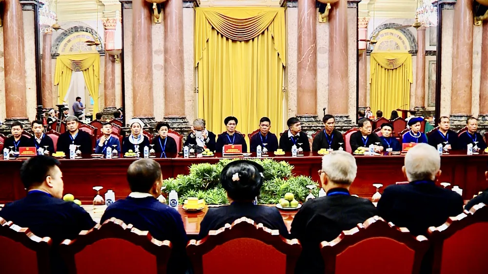 Chủ tịch nước Nguyễn Xuân Phúc gặp mặt Đoàn đại biểu người dân tộc thiểu số tiêu biểu tỉnh Cao Bằng ảnh 8 Chủ tịch nước Nguyễn Xuân Phúc gặp mặt Đoàn đại biểu người dân tộc thiểu số tiêu biểu tỉnh Cao Bằng ảnh 8