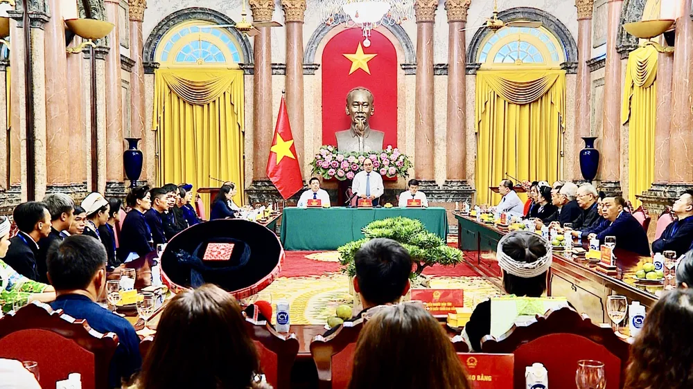 Chủ tịch nước Nguyễn Xuân Phúc gặp mặt Đoàn đại biểu người dân tộc thiểu số tiêu biểu tỉnh Cao Bằng ảnh 1 Chủ tịch nước Nguyễn Xuân Phúc gặp mặt Đoàn đại biểu người dân tộc thiểu số tiêu biểu tỉnh Cao Bằng ảnh 1
