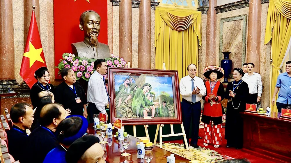 Chủ tịch nước Nguyễn Xuân Phúc gặp mặt Đoàn đại biểu người dân tộc thiểu số tiêu biểu tỉnh Cao Bằng ảnh 2 Chủ tịch nước Nguyễn Xuân Phúc gặp mặt Đoàn đại biểu người dân tộc thiểu số tiêu biểu tỉnh Cao Bằng ảnh 2