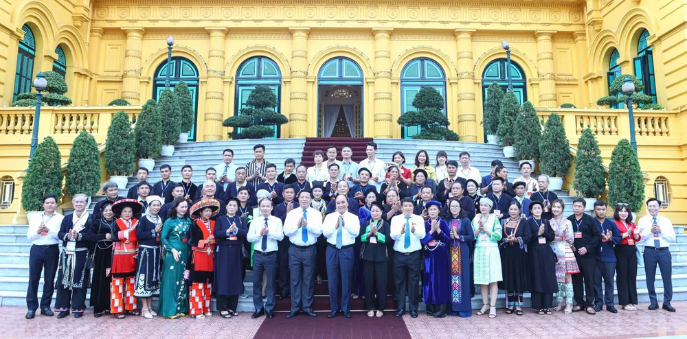 Chủ tịch nước Nguyễn Xuân Phúc gặp mặt Đoàn đại biểu người dân tộc thiểu số tiêu biểu tỉnh Cao Bằng ảnh 3 Chủ tịch nước Nguyễn Xuân Phúc gặp mặt Đoàn đại biểu người dân tộc thiểu số tiêu biểu tỉnh Cao Bằng ảnh 3