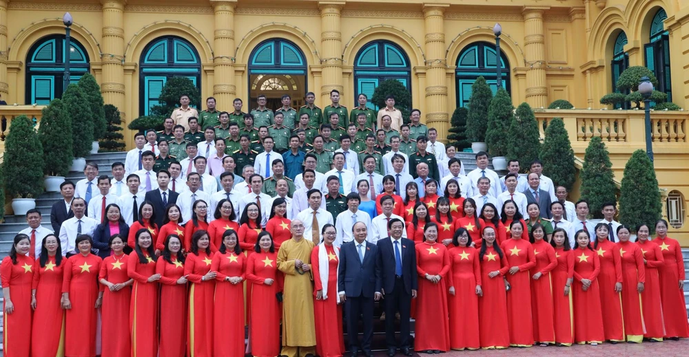 Chủ tịch nước Nguyễn Xuân Phúc gặp mặt đoàn đại biểu điển hình tiên tiến tỉnh Vĩnh Long ảnh 4 Chủ tịch nước Nguyễn Xuân Phúc gặp mặt đoàn đại biểu điển hình tiên tiến tỉnh Vĩnh Long ảnh 4