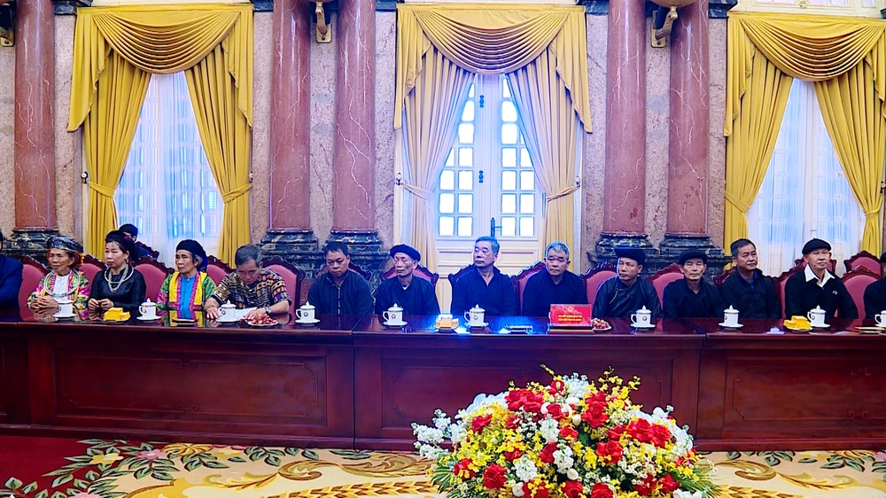 Chủ tịch nước Nguyễn Xuân Phúc gặp mặt người có uy tín tiêu biểu tỉnh Hà Giang ảnh 2 Chủ tịch nước Nguyễn Xuân Phúc gặp mặt người có uy tín tiêu biểu tỉnh Hà Giang ảnh 2