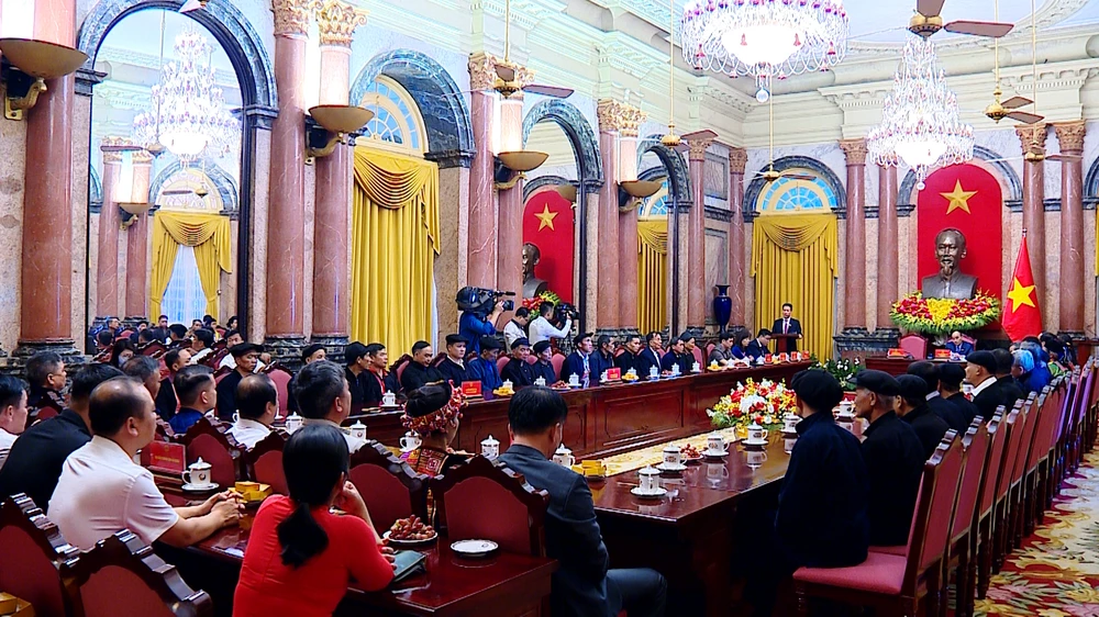 Chủ tịch nước Nguyễn Xuân Phúc gặp mặt người có uy tín tiêu biểu tỉnh Hà Giang ảnh 1 Chủ tịch nước Nguyễn Xuân Phúc gặp mặt người có uy tín tiêu biểu tỉnh Hà Giang ảnh 1