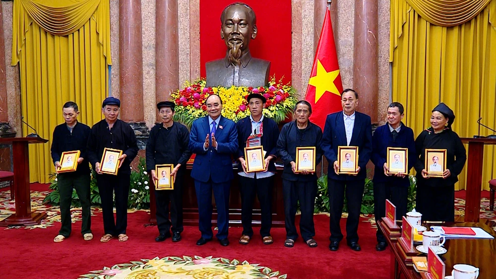 Chủ tịch nước Nguyễn Xuân Phúc gặp mặt người có uy tín tiêu biểu tỉnh Hà Giang ảnh 3 Chủ tịch nước Nguyễn Xuân Phúc gặp mặt người có uy tín tiêu biểu tỉnh Hà Giang ảnh 3