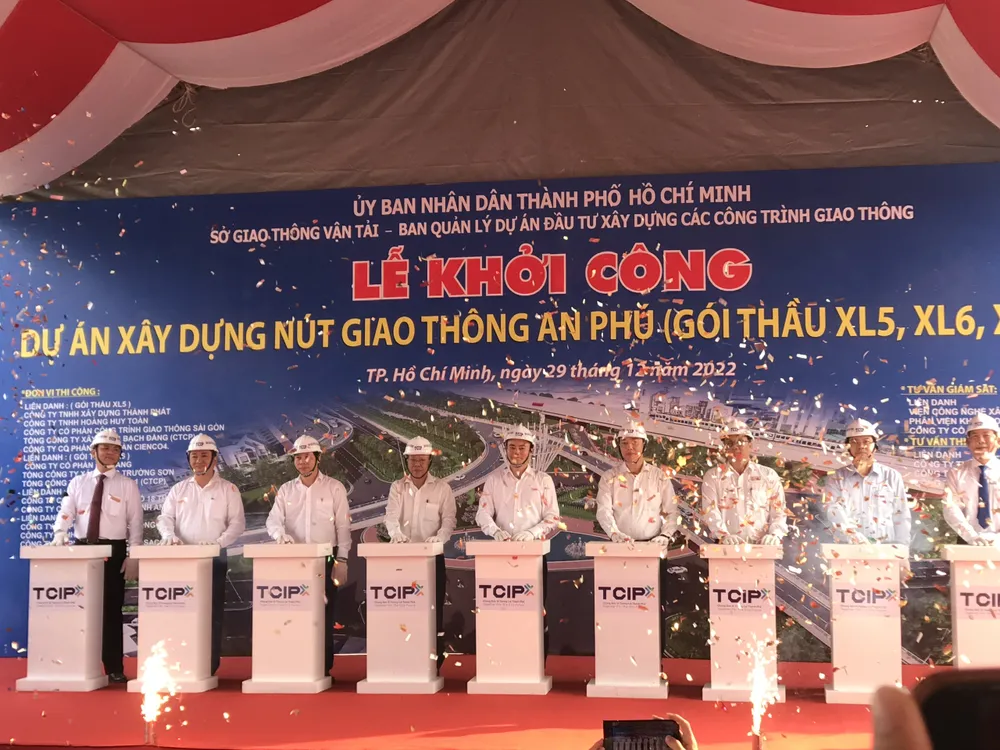 Khởi công xây dựng nút giao thông An Phú. Ảnh: QUỐC HÙNG