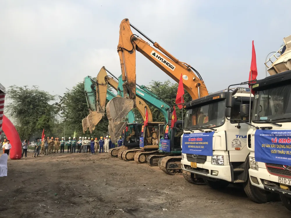 Máy móc triển khai thi công ngay sau khi phát lệnh khởi công. Ảnh: QUỐC HÙNG