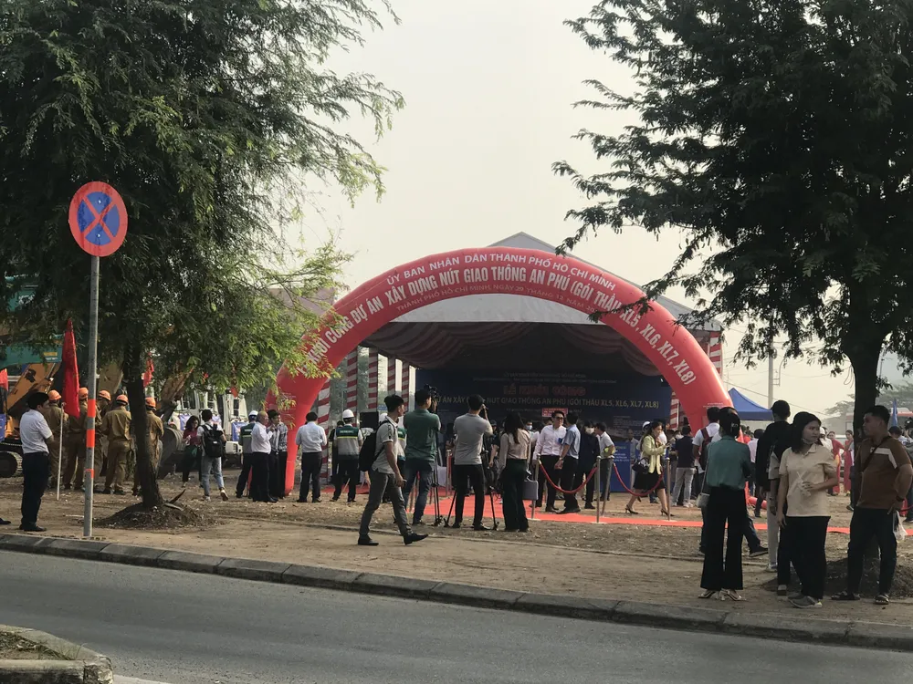 Quang cảnh lễ khởi công. Ảnh: QUỐC HÙNG