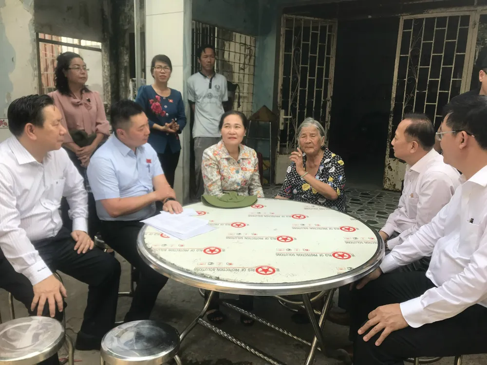 Chủ tịch HĐND TPHCM Nguyễn Thị Lệ thăm các hộ dân bị ảnh hưởng bởi dự án đường Vành đai 3 qua địa bàn huyện Bình Chánh. Ảnh: QUỐC HÙNG