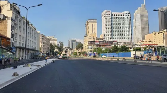 Thiết kế mái che thay thế cây xanh trên đường Lê Lợi. Ảnh: QUỐC HÙNG Thiết kế mái che thay thế cây xanh trên đường Lê Lợi. Ảnh: QUỐC HÙNG