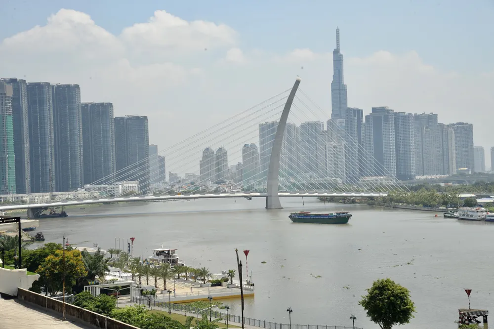 Quang cảnh nhìn từ bến Bạch Đằng quận 1. Ảnh: QUỐC HÙNG Quang cảnh nhìn từ bến Bạch Đằng quận 1. Ảnh: QUỐC HÙNG
