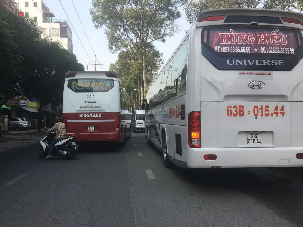 Xe đón trả khách không đúng nơi quy định. Ảnh: QUỐC HÙNG