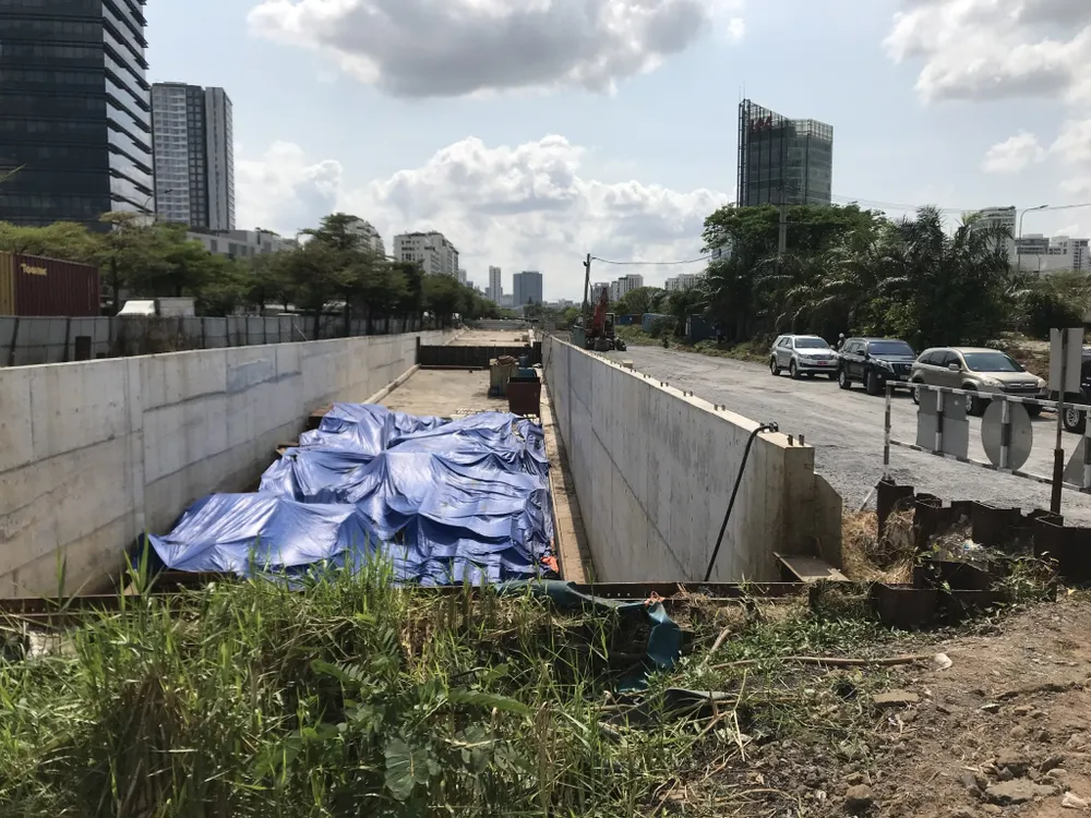 Dự án hầm chui nút giao Nguyễn Văn Linh (Quận 7) ngừng thi công lâu nay do vướng hạ tầng kỹ thuật chưa di dời. Ảnh: QUỐC HÙNG