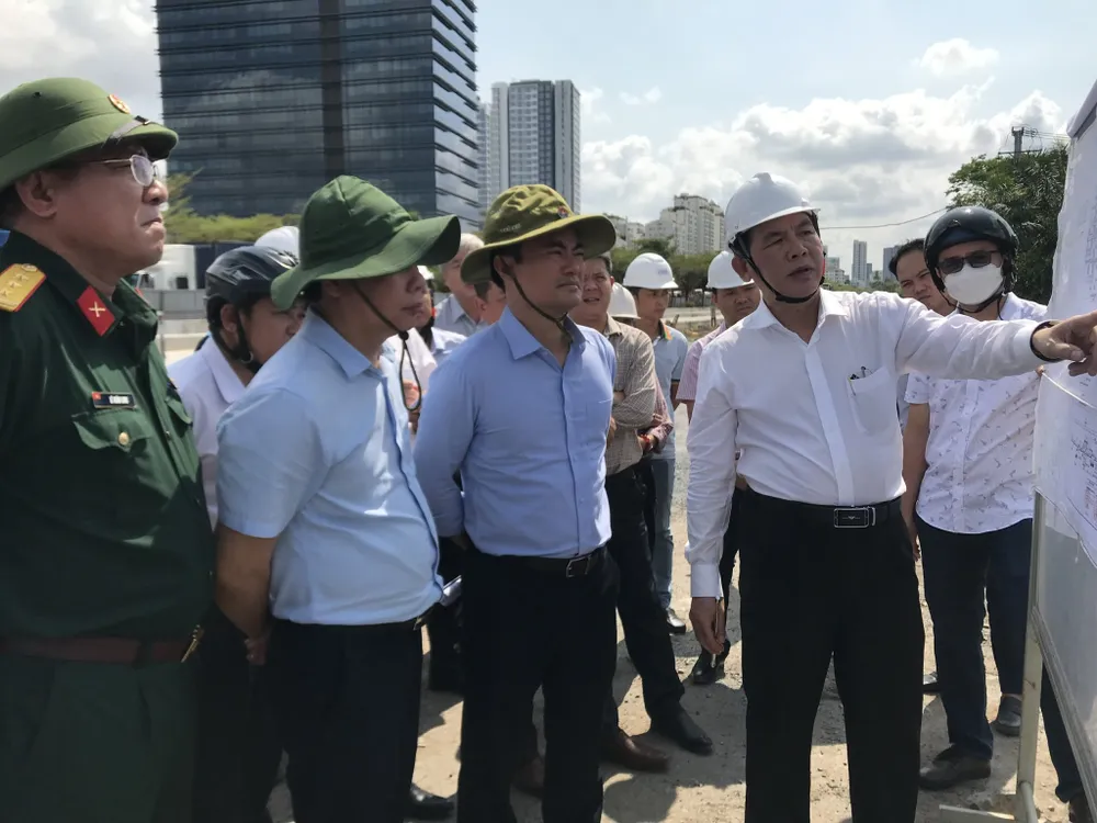 Ông Lương Minh Phúc, Giám đốc Ban quản lý dự án đầu tư xây dựng các công trình giao thông TPHCM báo cáo tiến độ thi công hầm chui Nguyễn Văn Linh. Ảnh: QUỐC HÙNG