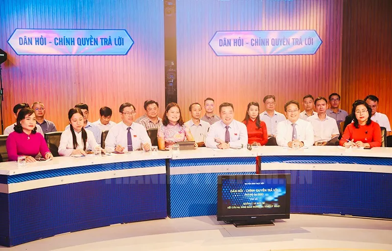 Đại biểu và cử tri tham dự chương trình. Ảnh: QUỐC HÙNG