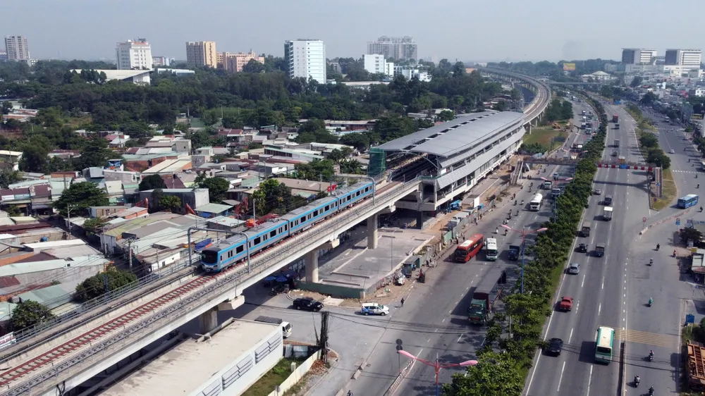 Hiện nay, dự án tuyến metro số 1 đang hoàn thiện kiến trúc, lắp đặt thiết bị hệ thống, cầu bộ hành. Ảnh: QUỐC HÙNG