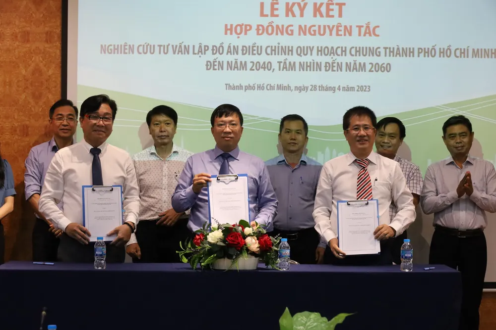 Sở QH-KT ký kết hợp đồng nguyên tắc nghiên cứu tư vấn lập đồ án điều chỉnh quy hoạch chung TPHCM đến năm 2040, tầm nhìn đến năm 2060. Ảnh: QUỐC HÙNG