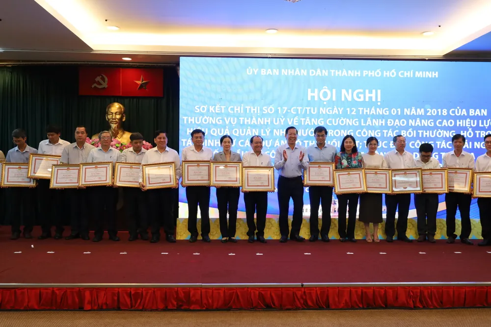 Các cá nhân, đơn vị hoàn thành xuất sắc nhiệm vụ. Ảnh: QUỐC HÙNG