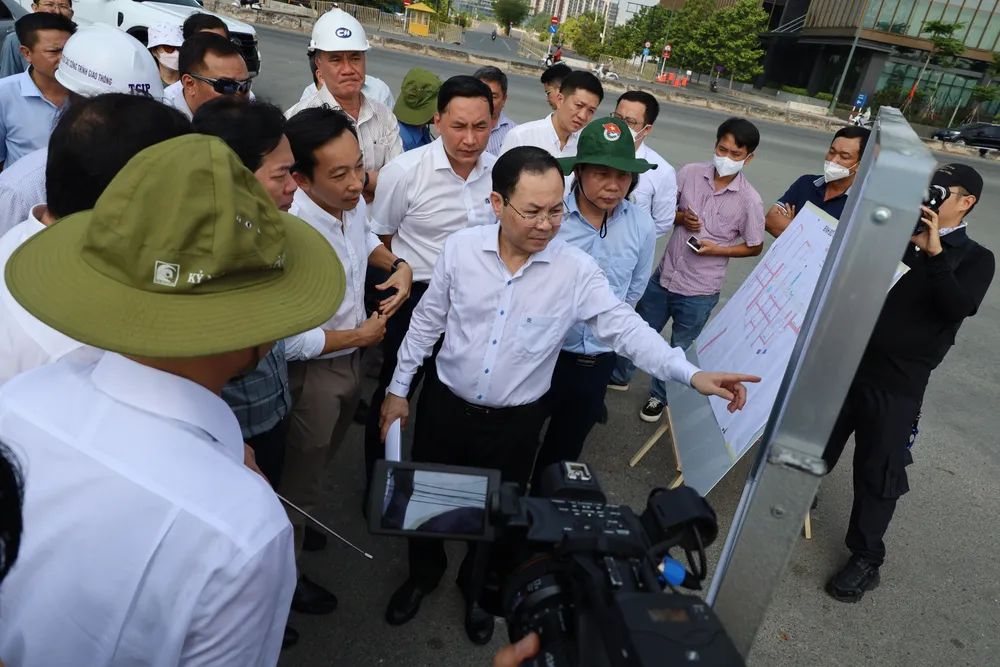 Phó Bí thư Thành ủy TPHCM Nguyễn Văn Hiếu nghe chủ đầu tư kiến nghị tháo gỡ những khó khăn, vướng mắc dự án 4 tuyến đường Khu đô thị mới Thủ Thiêm. Ảnh: QUỐC HÙNG Phó Bí thư Thành ủy TPHCM Nguyễn Văn Hiếu nghe chủ đầu tư kiến nghị tháo gỡ những khó khăn, vướng mắc dự án 4 tuyến đường Khu đô thị mới Thủ Thiêm. Ảnh: QUỐC HÙNG