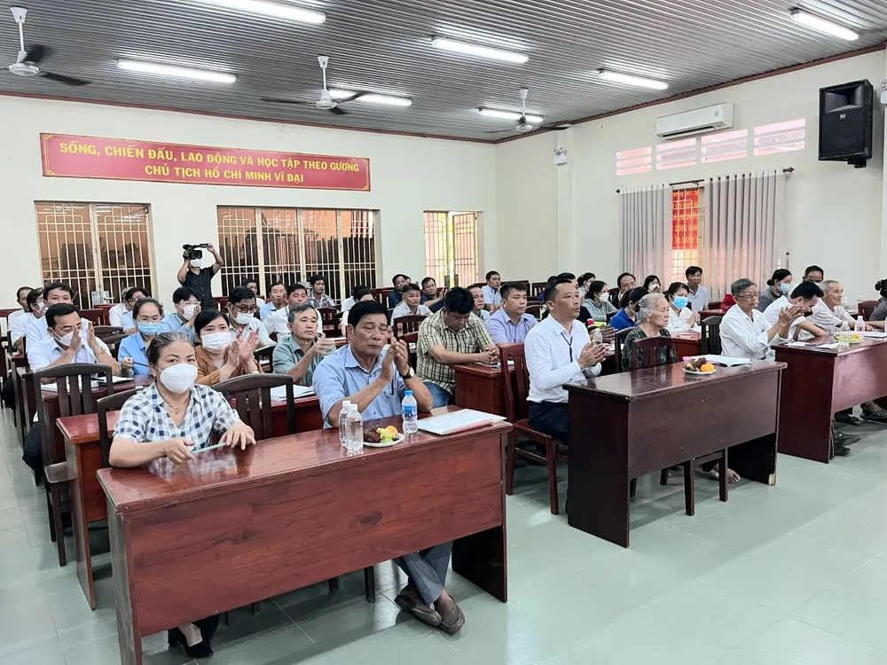 Người dân huyện Hóc Môn chờ đến lượt ký nhận tiền bồi thường. Ảnh: QUỐC HÙNG