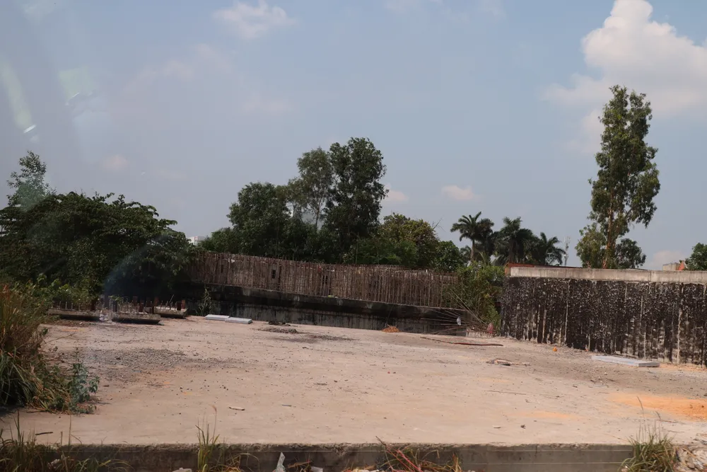 Hiện còn hàng chục dự án cầu đường chậm tiến độ. Ảnh: QUỐC HÙNG