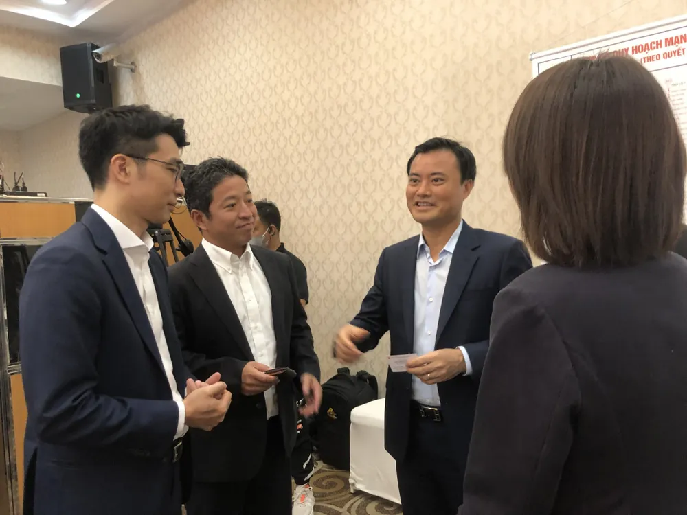 Phó Chủ tịch UBND TPHCM Bùi Xuân Cường trao đổi các đối tác Nhật Bản. Ảnh: QUỐC HÙNG Phó Chủ tịch UBND TPHCM Bùi Xuân Cường trao đổi các đối tác Nhật Bản. Ảnh: QUỐC HÙNG