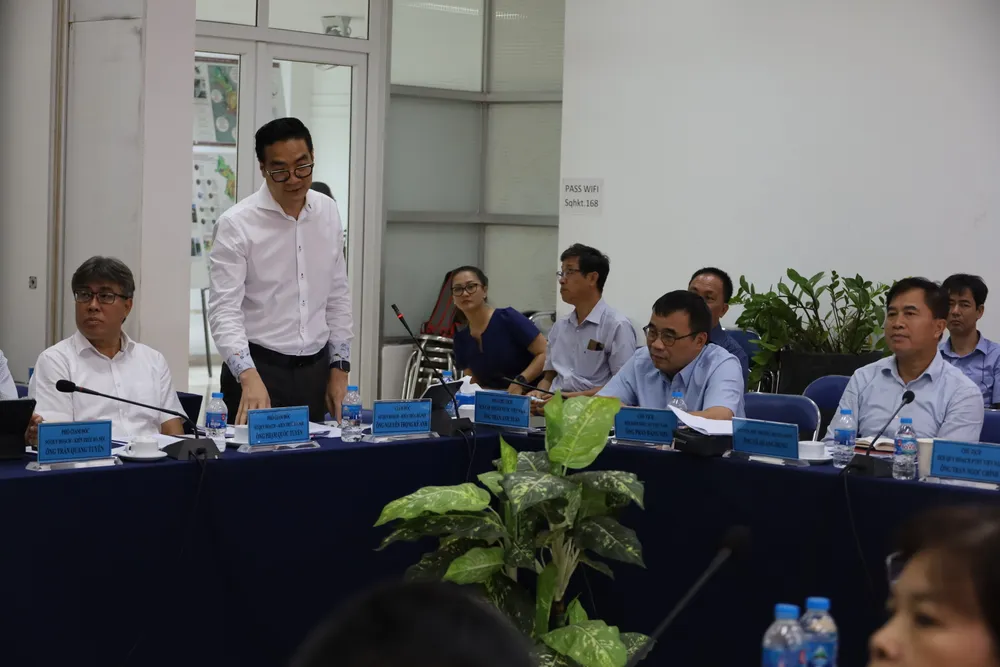 Các đại biểu góp ý tại buổi làm việc. Ảnh: QUỐC HÙNG Các đại biểu góp ý tại buổi làm việc. Ảnh: QUỐC HÙNG