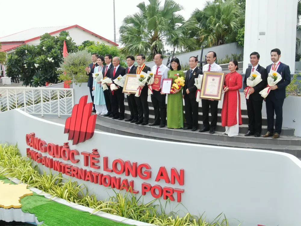 Cột cờ Cảng quốc tế Long An đón nhận Chứng nhận kỷ lục Việt Nam. Ảnh: HOÀNG HÙNG