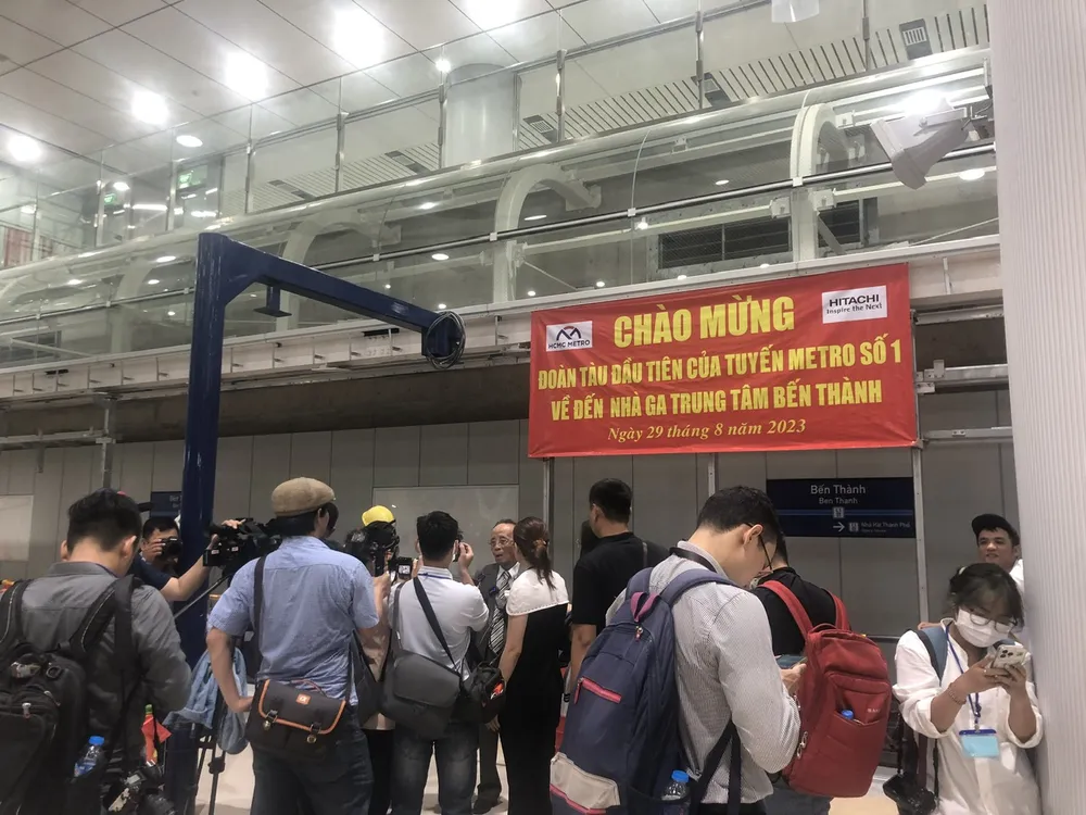 Chạy thử nghiệm lần đầu tiên trong đường ngầm nên người dân chưa thể tham gia trải nghiệm. Ảnh: QUỐC HÙNG Chạy thử nghiệm lần đầu tiên trong đường ngầm nên người dân chưa thể tham gia trải nghiệm. Ảnh: QUỐC HÙNG