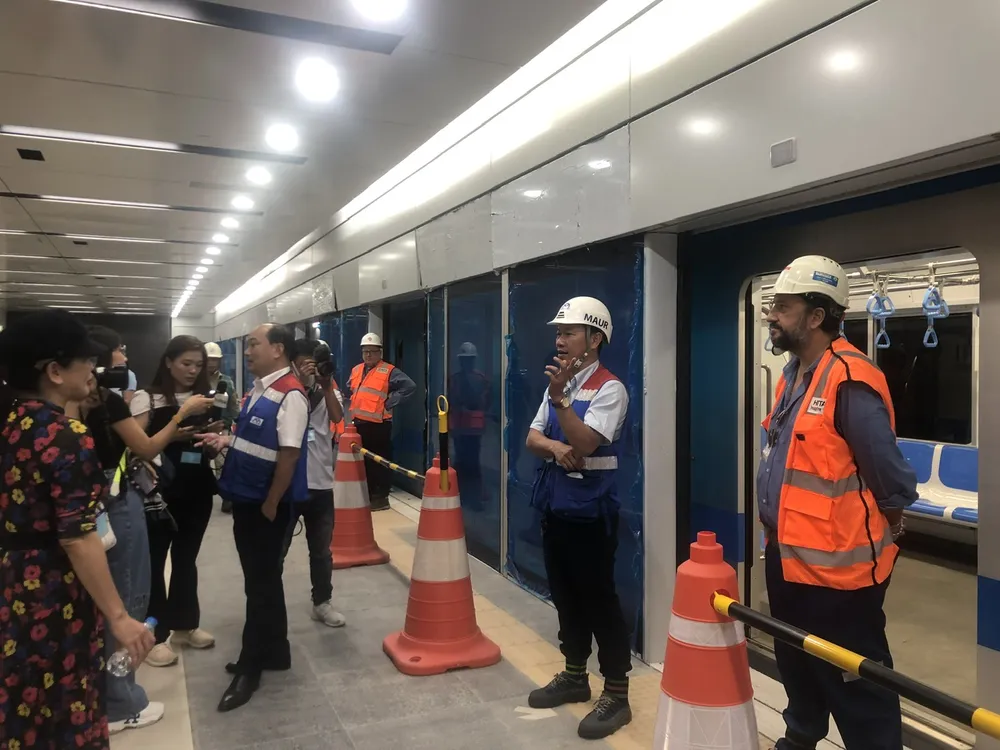 Tham gia trên đoàn tàu chạy thử nghiệm là các chuyên gia, nhân viên vận hành metro... Ảnh: QUỐC HÙNG Tham gia trên đoàn tàu chạy thử nghiệm là các chuyên gia, nhân viên vận hành metro... Ảnh: QUỐC HÙNG