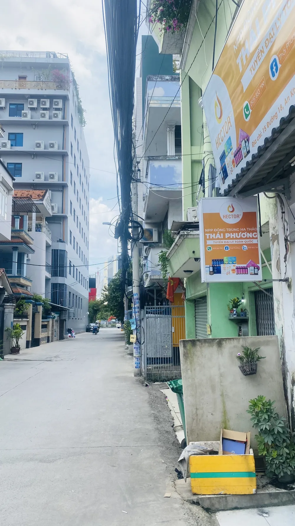 Vết nứt là bức tường rào ngăn giữa hai căn nhà. Ảnh: QUỐC HÙNG